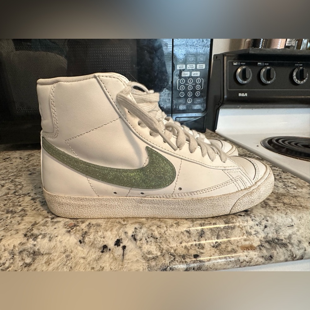 Nike Blazer Mid 77
Dusty Sage Glitter (Women's)